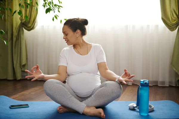Terhes Néz Online Video Lecke Terhesség Jóga Gyakorlatok Mobil App — Stock Fotó