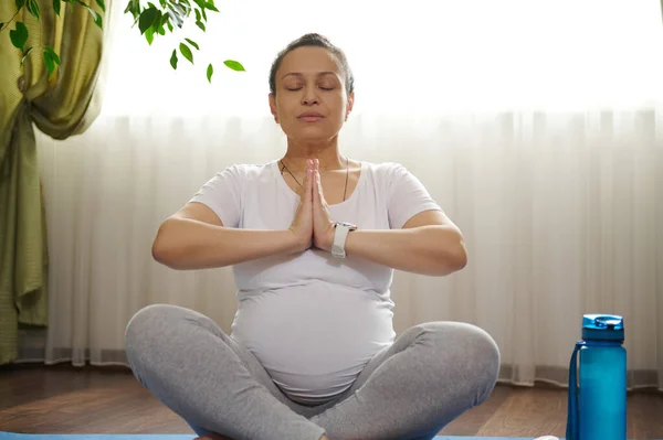 Hermosa Embarazada Multiétnica Mediana Edad Practicando Yoga Casa Sentada Esterilla — Foto de Stock