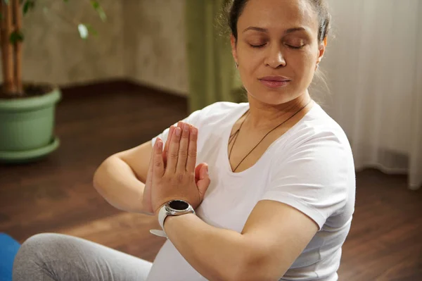 Yakın Plan Çekim Muhteşem Yetişkin Hamile Kadın Evde Meditasyon Yapan — Stok fotoğraf