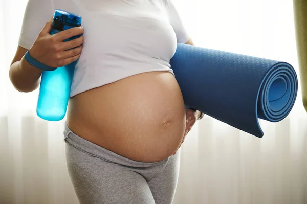 Close Bare Belly Stretch Marks Pregnant Woman Gray Leggins White — Stock Photo, Image