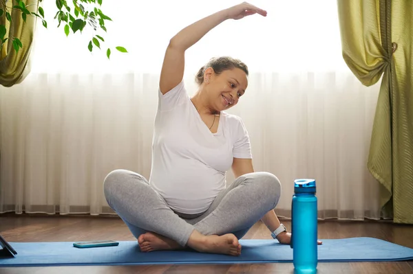 Mosolygó Pozitív Terhes Gyakorló Terhesség Jóga Ismétlődő Után Edző Online — Stock Fotó