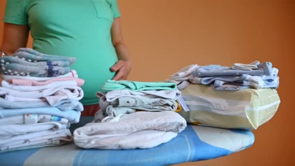 Μεσοτομή Εγκύου Μέλλουσα Μητέρα Χαϊδεύει Την Κοιλιά Της Στέκεται Στη — Αρχείο Βίντεο