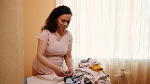 Wesoła Szczęśliwa Kobieta Ciąży Korzystających Prac Domowych Układanie Czyste Pranie — Wideo stockowe