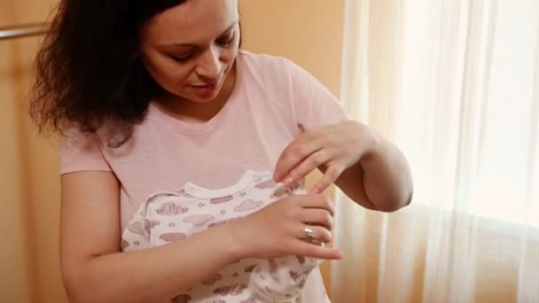 Close Uroczy Zachwycający Multi Etnicznych Kobiet Ciąży Składanie Ubrania Dla — Wideo stockowe