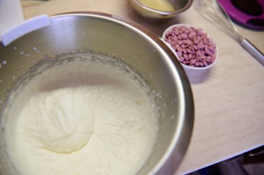 Mutfak atölyesindeki paslanmaz çelik yemek kasesinde krem şanti ayrıntıları. Fırın. Şekerleme. Çiğ organik malzemelerle lezzetli kremalı pasta hazırlıyorum. Yemek arkaplanı. Mutfak.