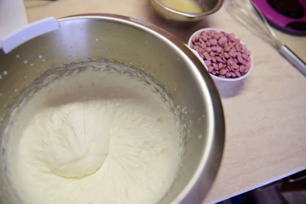 Detaljer Vispgrädde Matberedningsskål Rostfritt Stål Köksbänk Bageri Konfektyr Förbereder Läcker — Stockfoto