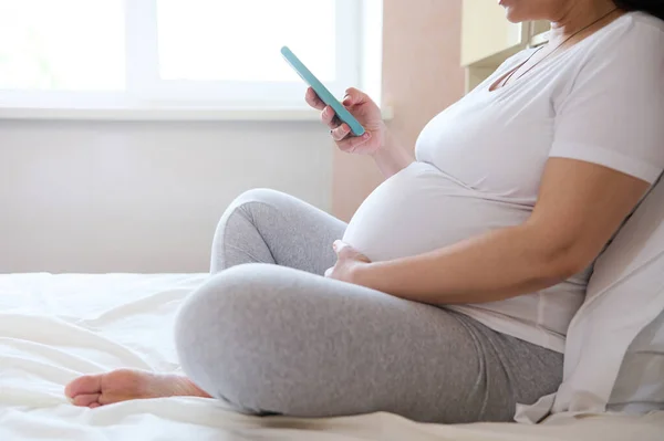 Tampilan Samping Wanita Hamil Memeriksa Smartphone Nya Berbagi Kehamilan Dan — Stok Foto