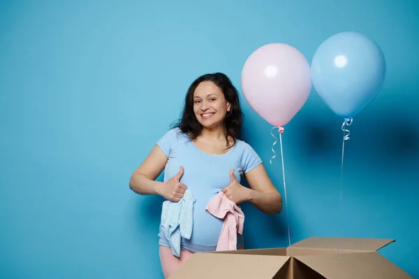 Mujer Embarazada Positiva Sostiene Rosa Azul Baby Bodysuits Pulgares Hacia — Foto de Stock