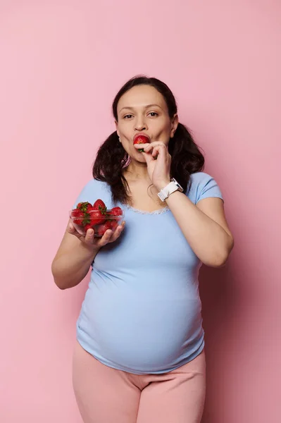 Κάθετη Στούντιο Διαφήμισης Γυρίστηκε Ροζ Φόντο Της Μέλλουσας Εγκύου Μητέρας — Φωτογραφία Αρχείου
