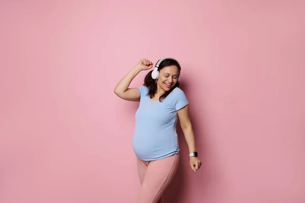 Gelukkig Mooie Vrolijke Zwangere Vrouw Blauw Shirt Dansen Luisteren Naar — Stockfoto