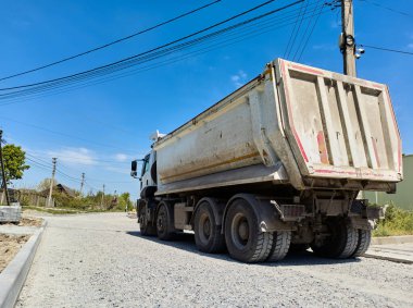 Dikiz aynası. İnşaat kumu ya da beton taşıyan bir kamyonla hayat devam ediyor. Yollarda yeniden yükleme, iş için çöp kamyonu kiralama, yol tamiri. Reklam alanını kopyala.