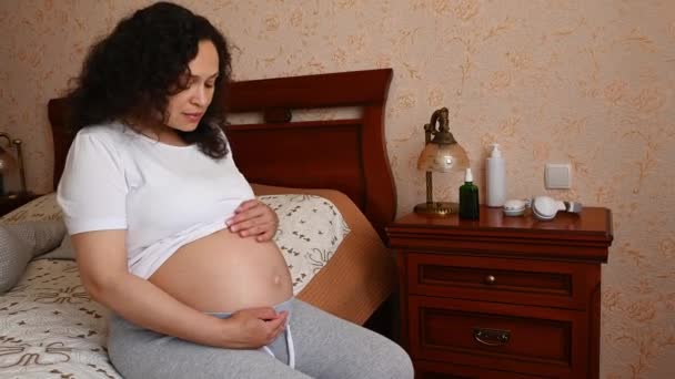 Boldog Göndör Hajú Többnemzetiségű Terhes Gyereket Vár Harmadik Terhességi Trimeszterben — Stock videók