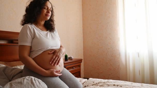 Многонациональная Счастливая Беременная Женщина Ожидающая Ребенка Сидящая Кровати Своей Спальне — стоковое видео