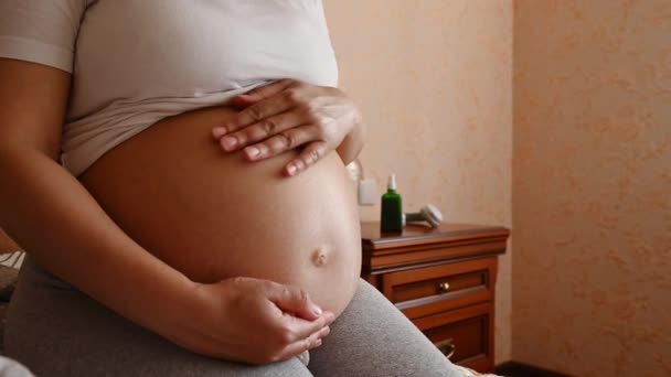 Zbliżenie Brzucha Kobiety Ciąży Oczekująca Matka Delikatnie Pieszcząca Dotykająca Jej — Wideo stockowe