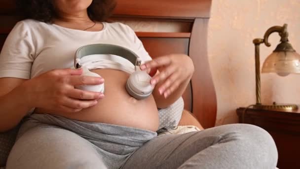 Amar Mujer Embarazada Relaja Tumbada Cama Pone Auriculares Inalámbricos Gran — Vídeos de Stock