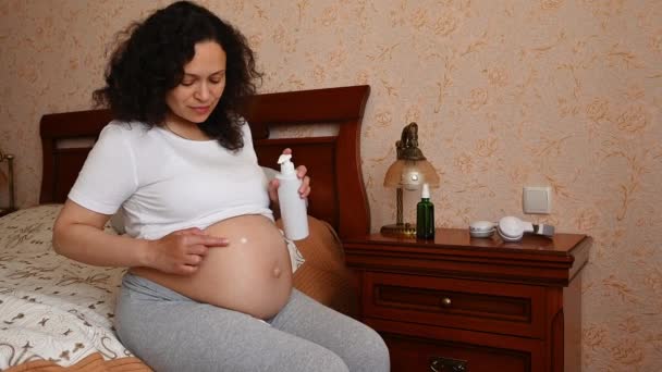 Hermosa Madre Embarazada Mujer Embarazada Grávida Finales Del Embarazo Aplicando — Vídeos de Stock