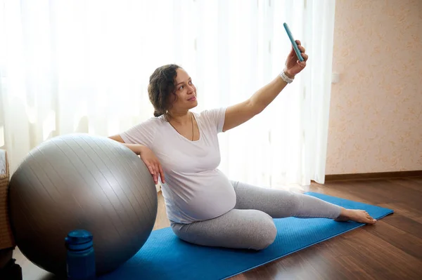 Egzersiz Minderinde Oturan Cep Telefonuyla Selfie Çeken Annelik Hamilelik Hayatını — Stok fotoğraf