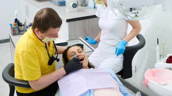 在牙科诊所 多族裔怀孕妇女 坐在牙医椅子上的肥胖妇女 接受牙齿和口腔检查以防止蛀牙和怀孕期间的炎症 — 图库照片