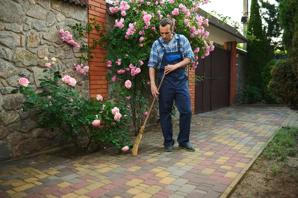Retrato Longitud Completa Jardinero Masculino Uniforme Jardinería Azul Barriendo Patio — Foto de Stock