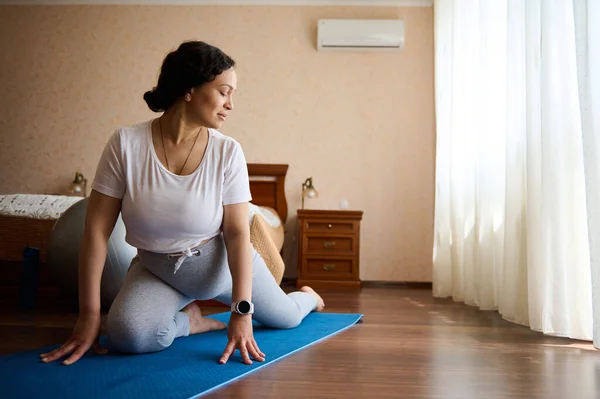 Gyönyörű Terhes Csinál Prenatális Nyújtás Gyakorlatok Egy Fitness Szőnyegen Kényelmes — Stock Fotó