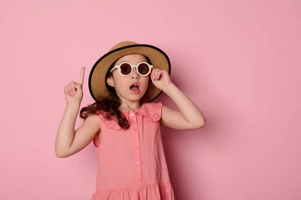 Verbazingwekkend Schattig Kind Meisje Met Een Zonnebril Roze Jurk Strohoed — Stockfoto
