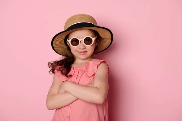 Ondeugend Meisje Een Zonnebril Roze Jurk Strohoed Glimlachend Naar Camera — Stockfoto