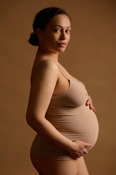 Boczny Portret Pięknej Latynoski Kobiety Ciąży Oczekującej Młodej Matki Beżowej — Zdjęcie stockowe