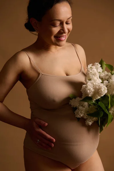 Pionowy Portret Ciężarnej Kobiety Bieliźnie Trzymającej Wiązkę Białych Bzu Delikatnie — Zdjęcie stockowe