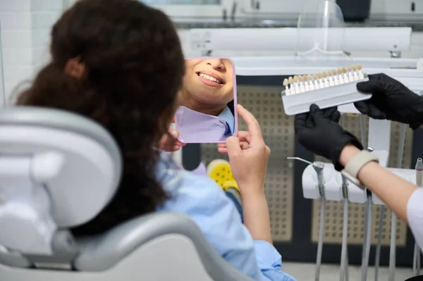 Rückansicht Frau Zahnarztstuhl Lächelt Und Schaut Den Spiegel Während Ein — Stockfoto