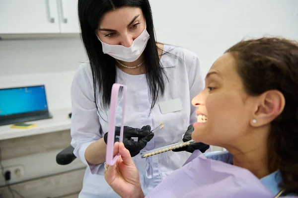 Patientin Sitzt Zahnarztstuhl Und Lächelt Den Spiegel Während Sie Zum — Stockfoto