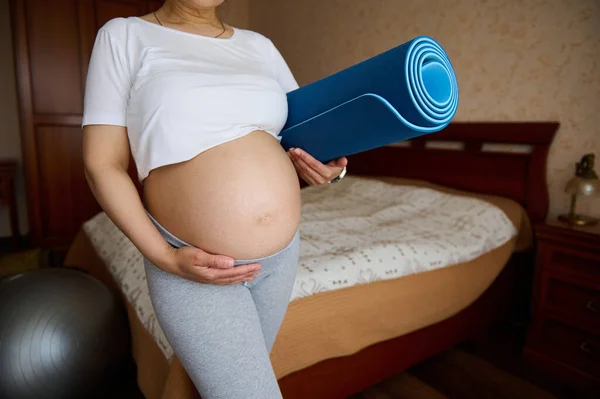 Midsection Pregnant Expectant Woman Mother Holding Her Belly Fitness Mat — Stock Photo, Image