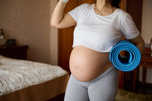 Focus Big Pregnant Belly Gravid Woman Holding Exercise Mat Drinking — Stock Photo, Image