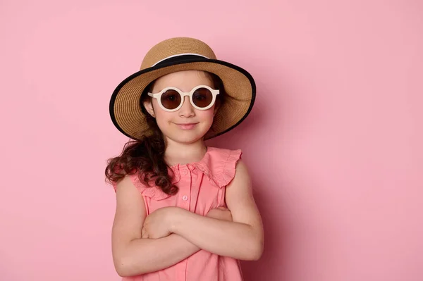 Stijlvol Modieus Klein Meisje Een Zonnebril Roze Jurk Strohoed Glimlachend — Stockfoto