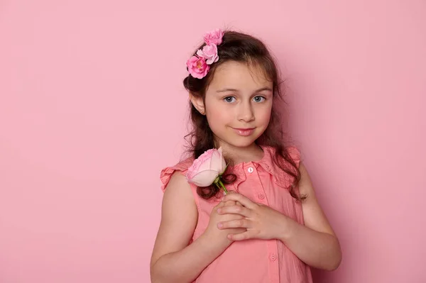 Подлинный Кавказский Ребенок Красивая Элегантная Маленькая Девочка Розовом Платье Держа — стоковое фото