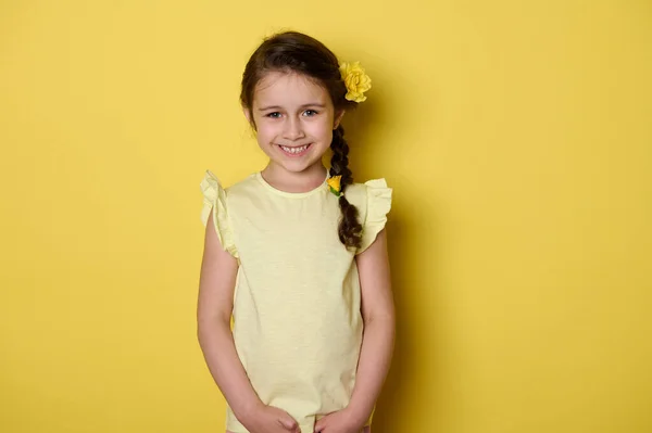 Концептуальний Портрет Прекрасної Кавказької Благородної Дівчинки Одягненої Жовту Сукню Зачіску — стокове фото