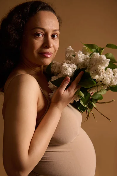Atrakcyjna Wielonarodowa Grawitacyjna Kobieta Ciężarna Oczekująca Matka Beżowej Bieliźnie Trzymająca — Zdjęcie stockowe