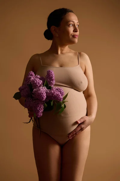 Portret Pięknej Kobiety Ciąży Spodziewającej Się Dziecka Trzymającej Brzuch Patrzącej — Zdjęcie stockowe