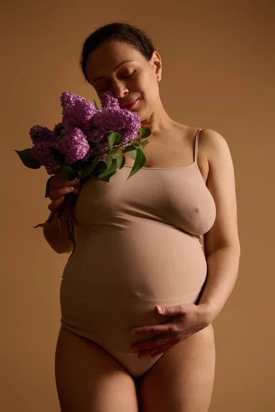 Studio Portret Wspaniały Dorosły Kobieta Ciąży Spodziewa Się Dziecka Pieszcząc — Zdjęcie stockowe