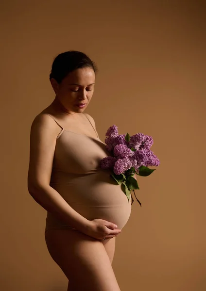 Studio Porträtt Gravid Kvinna Med Vacker Gravid Mage Bär Beige — Stockfoto