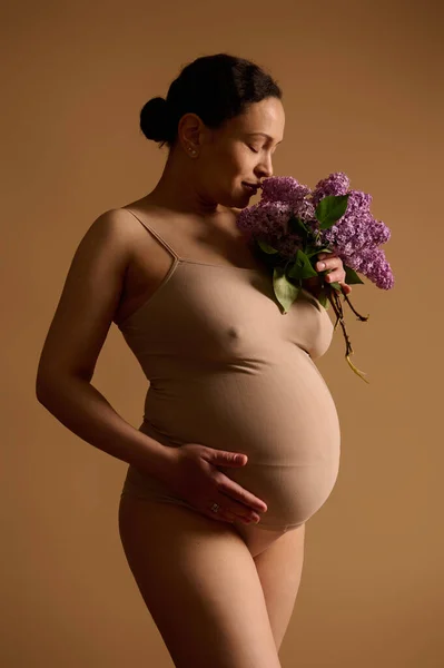 Hermosa Mujer Embarazada Lencería Beige Cogida Mano Sobre Gran Vientre — Foto de Stock