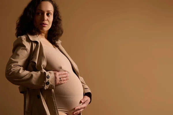 Pewny Siebie Dorosły Wspaniały Wielonarodowy Kobieta Ciąży Ubrana Beżową Bieliznę — Zdjęcie stockowe