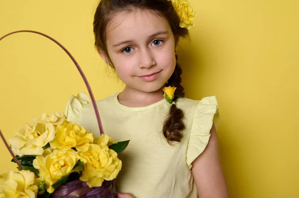 Nahaufnahme Schönheit Porträt Eines Schönen Kaukasischen Blauäugigen Kleinen Mädchen Gelbem — Stockfoto