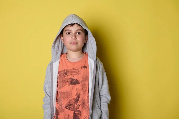 Studio Porträtt Stilig Bedårande Tonåring Pojke Avslappnad Shirt Och Tröja — Stockfoto