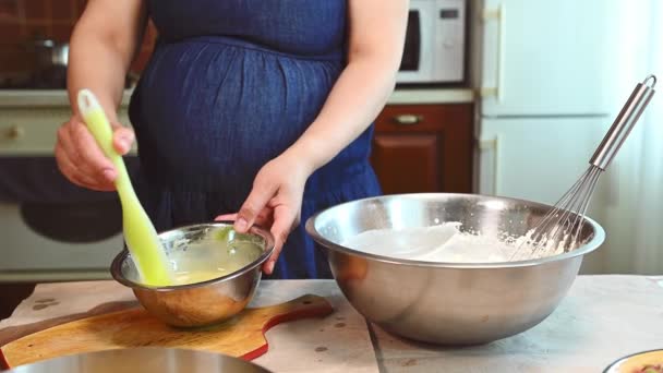 Nahaufnahme Schwangere Hausfrau Die Aufgequollene Gelatine Mit Geschmolzener Weißer Schokolade — Stockvideo