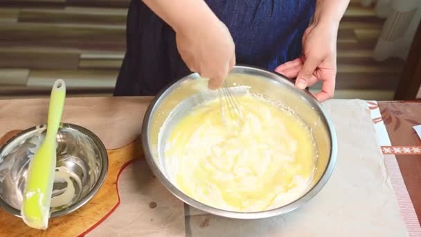 Mutfak Tezgahında Çırpılmış Çırpılmış Çırpılmış Kremayla Karıştırılmış Sıvı Malzemeler Kullanan — Stok video