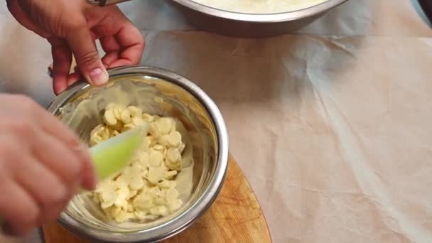 Vista Superior Chef Pastelería Calentando Callejuelas Chocolate Blanco Confitería Bain — Vídeos de Stock
