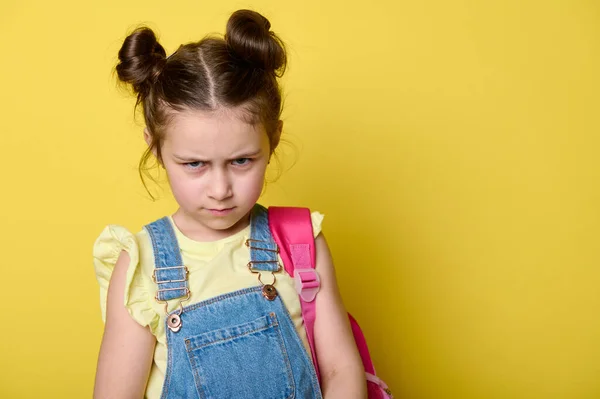 Vereinzeltes Emotionales Nahaufnahme Porträt Auf Gelbem Hintergrund Eines Kleinen Mädchens — Stockfoto