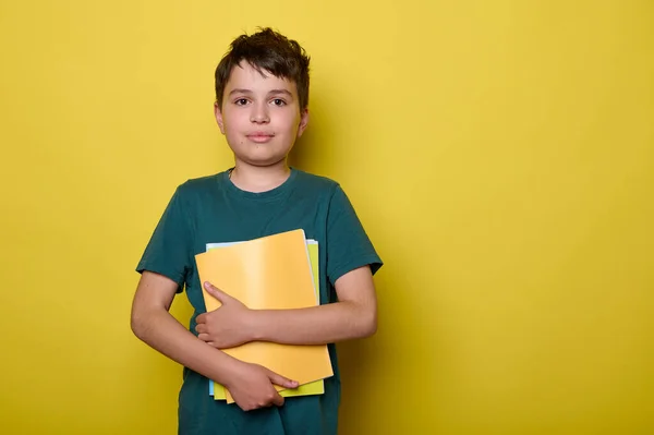 Snygg Vit Tonåring Skolpojke Grön Shirt Håller Läroböcker Tittar Kameran — Stockfoto