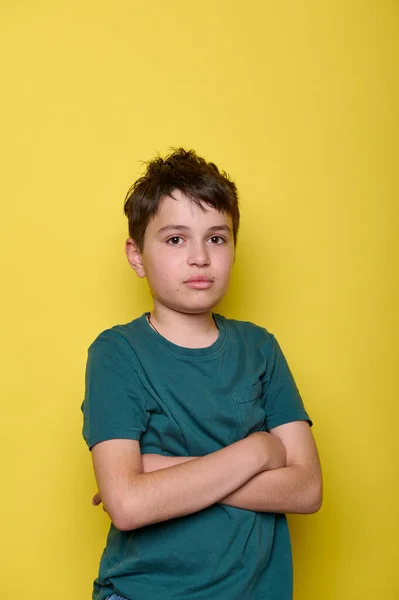 Känslomässigt Porträtt Sorgsen Överväldigad Skolpojke Grön Shirt Uttrycker Sorgsna Känslor — Stockfoto