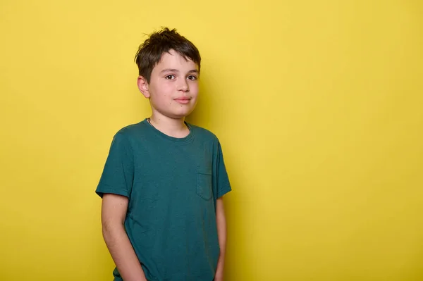 Vit Vacker Manlig Tonåring Pojke Grön Casual Shirt Ler Kameran — Stockfoto